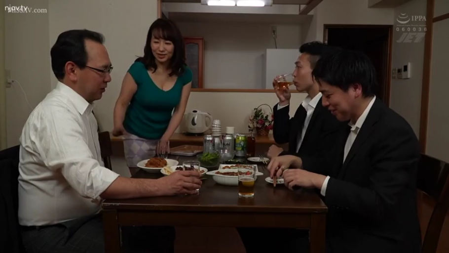 坐姿 · 微笑 · 多人 · 餐厅 · 餐具 · 聚餐 · 紧身衣