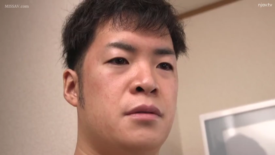 Indoor · Close-up of the face · 呆滞 · Observation · 水印 · Overlook