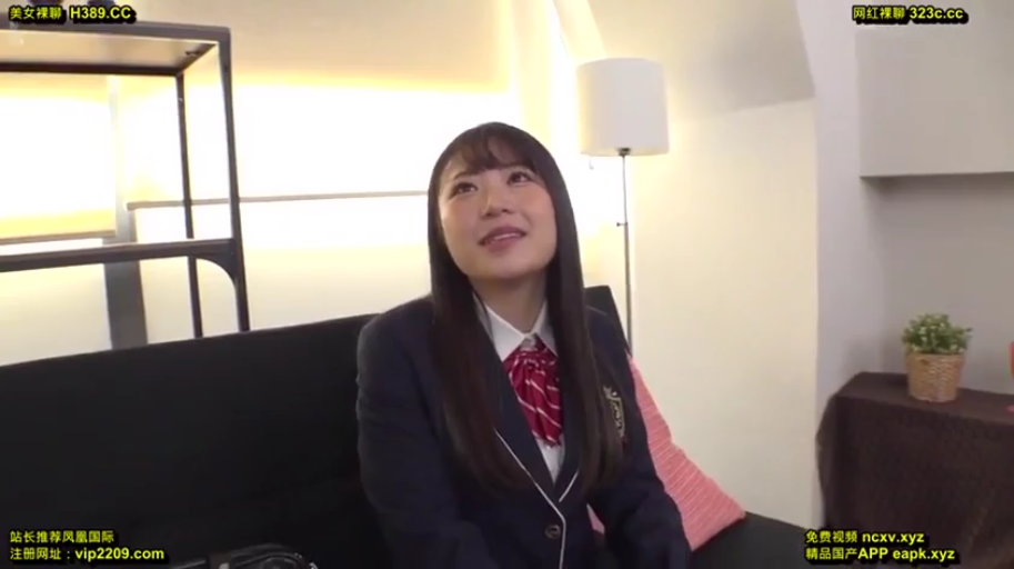 坐姿 · 交谈 · 沙发 · 微笑 · 客厅 · 半身 · JK制服 · 长发