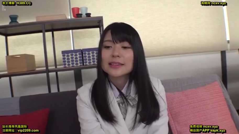 室内 · 坐姿 · 交谈 · 中景 · 微笑 · 休闲装 · 手提包 · 多人