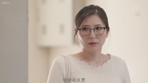 室內 · 嚴肅 · 眼鏡 · 站立 · 半身特寫 · 熟女 · 侧望 · 浅色针织衫