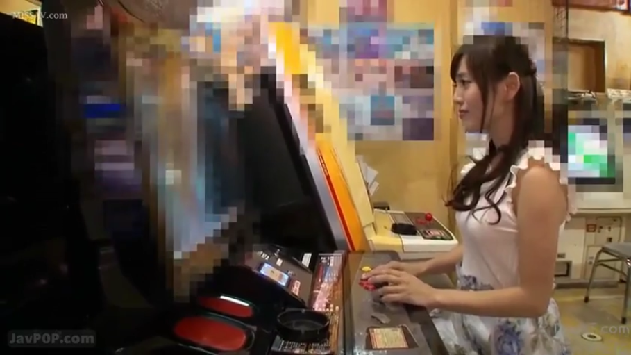 侧面 · 坐姿 · 专注 · 白色无袖上衣 · 长发女性 · 游戏厅 · 街机 · 操作游戏机