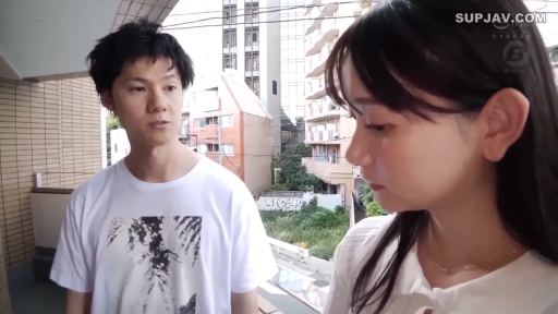 交谈 · 严肃 · 站立 · 休闲服 · 侧脸 · 阳台 · 剧情对话