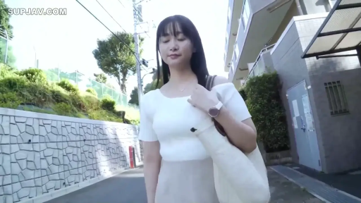 自然 · 休闲装 · 远景 · 行走 · 户外 · 走姿 · 白包 · 街景