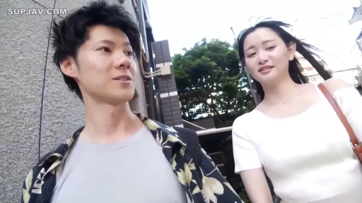 中景 · 自然 · 休闲装 · 交流 · 街道 · 行走 · 户外 · 单肩包