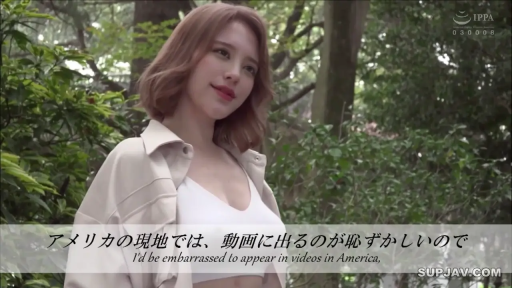 站立 · 上半身 · 侧头凝视 · 日文字幕 · 自然微笑 · 户外森林 · 白色背心与米色外套