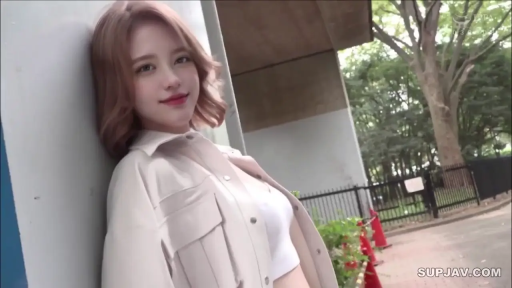 中景 · 注视镜头 · 交通锥 · 白色休闲外套 · 甜美微笑 · 靠墙站立 · 户外公园 · 棕色短发