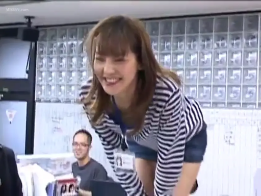 办公室 · 展示 · 半身特写 · 笑容 · 条纹长袖 · 俯身弯腰 · 胸口工牌 · OL生活