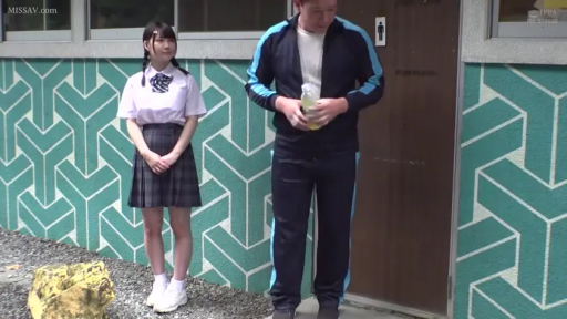 全身 · 站立 · 微笑 · JK制服 · 户外 · 饮料 · 闲聊 · 日本