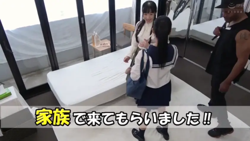 室内 · 站立 · 全景 · 微笑 · 交流 · 多人 · 床垫 · 水手服