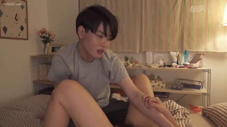 专注 · 卧室 · 中景 · 居家 · 置物架 · 开腿坐 · 灰T恤 · 自慰准备