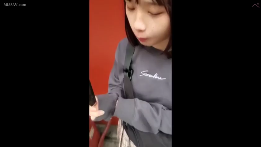 面部 · 站立 · 屋外 · ショルダーバッグ · 無表情 · 日常活动 · 休闲卫衣 · 非露骨内容