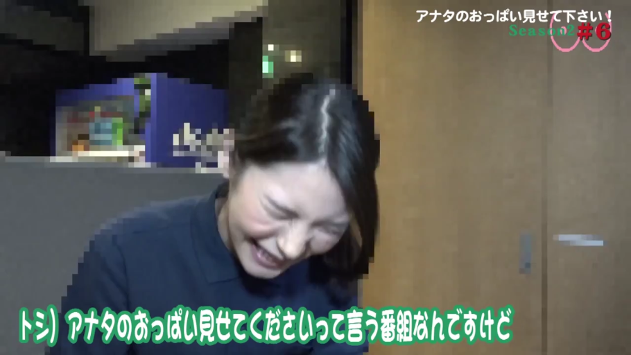 室內 · 低頭 · 面部特寫 · 深色襯衫