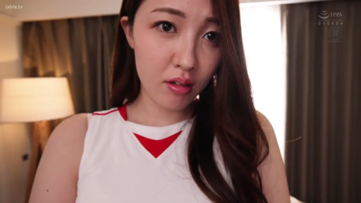 俯身 · 臥室 · 檯燈 · 面部特寫 · 困惑 · 凝视 · 长发 · 運動服