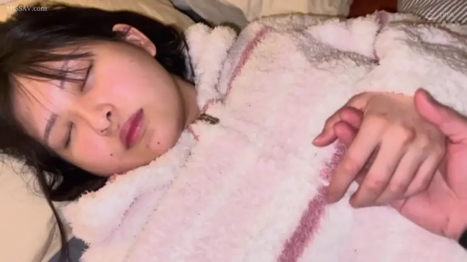 面部 · 卧室 · 躺姿 · 睡衣 · 被子 · 安详 · 牵手 · 睡觉