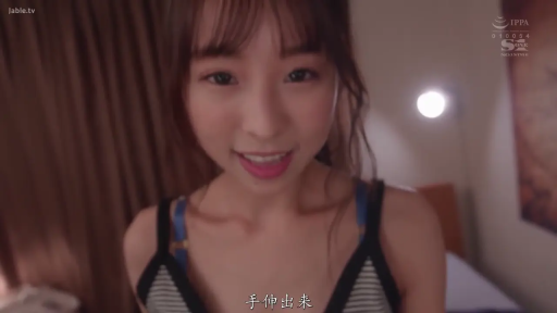 面部 · 卧室 · 愉悦 · 微笑 · 台灯 · 前倾 · 条纹吊带 · 字幕内容