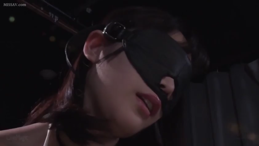 室内 · 脸部特写 · 迷离 · 仰卧 · 蒙眼 · SM调教 · 黑色皮革眼罩 · 束缚眼罩