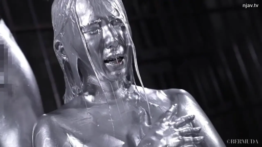 室內 · 半身特寫 · 痛苦 · 捂胸 · 黏液 · 全身涂色 · 被淋液体 · 银色液体