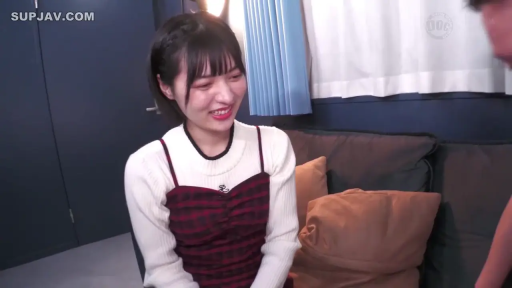 室内 · 座り姿勢 · 中景 · クッション · ショートヘア · 大笑 · 开心 · 格纹背心裙