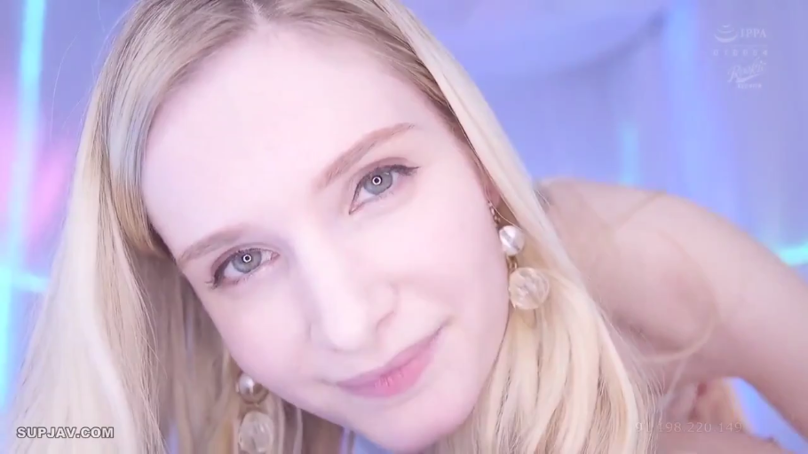 室内 · 身をかがめる · 顔部のクローズアップ · 微笑 · 注视镜头 · 金髪 · 耳坠 · 裸肩