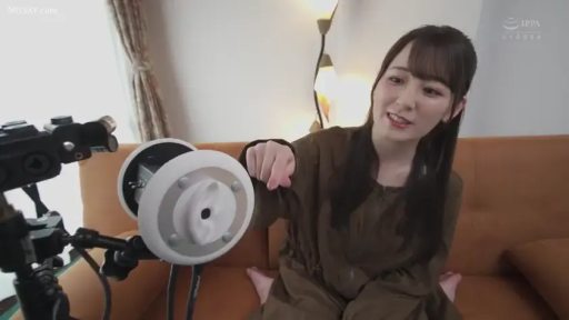 坐姿 · 中景 · 微笑 · 客厅 · 连衣裙 · 人头麦克风 · ASMR · 指向