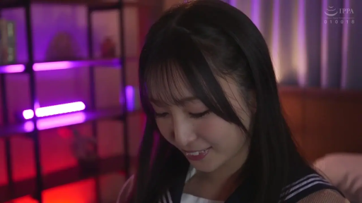 室内 · 面部 · 低头 · 甜美 · 羞涩 · 水手服 · 氛围 · 霓虹灯