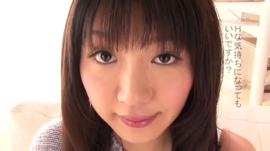 Indoor · Bend over · Close-up of the face · Smile · Gaze · Japanese subtitles · 针织毛衣