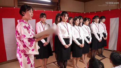 严肃 · 站立 · 和服 · 远景 · 多人 · 榻榻米房间 · 宣读 · 文稿