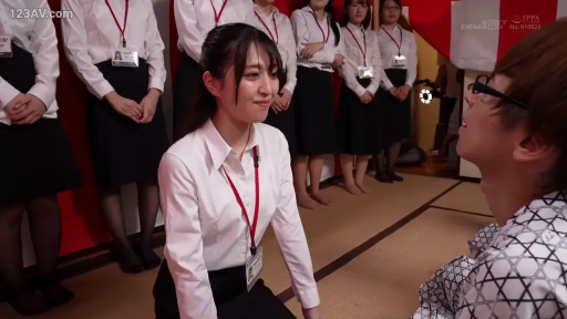 病房 · 护士服 · 站立 · 中景 · 微笑 · 查看病历 · 病历夹 · 职业制服诱惑