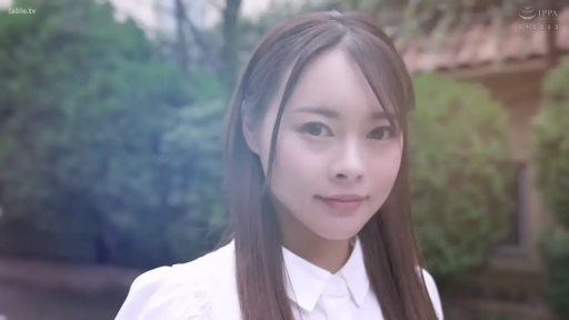 站立 · 白衬衫 · 微笑 · 面部特写 · 注视 · 户外 · 长发