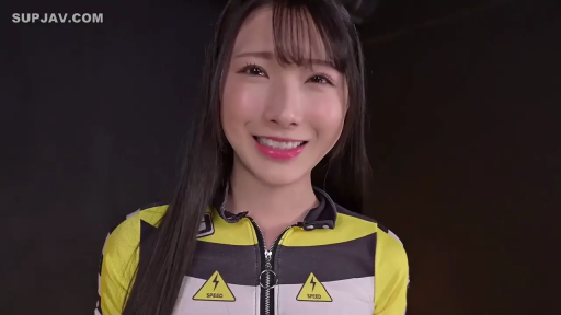 室內 · 微笑 · 面部特寫 · 对视 · 长发 · 正面 · 賽車服