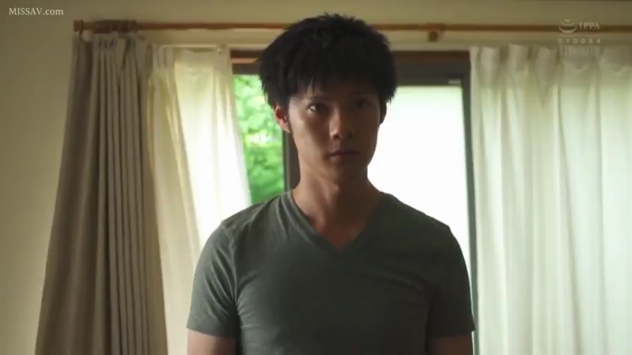 室内 · 严肃 · 站立 · 中景 · 观察 · 窗帘 · 灰色T恤 · 亚洲男性