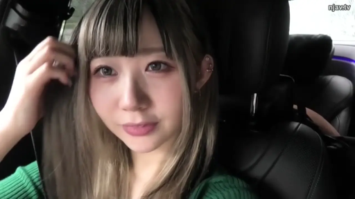 座り姿勢 · 平静 · 顔のクローズアップ · 车内 · 长发 · 整理头发 · 緑のニットセーター