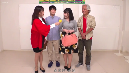 站立 · 摄影棚 · 麦克风 · 全身镜头 · 自然微笑 · 日常休闲装 · 剧情前奏 · 采访交流