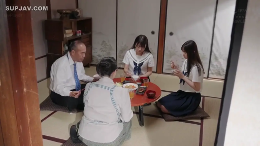 跪坐 · 和室 · 全景 · 平静 · 学生制服 · 用餐 · 矮桌