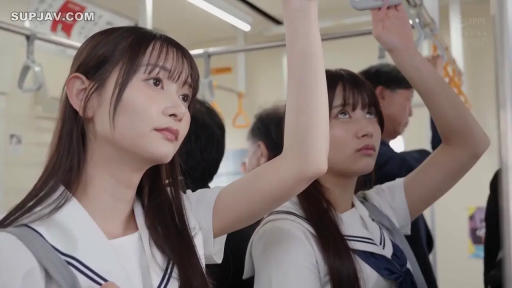 站姿 · 面部特写 · 电车车厢 · 乘车 · 平淡 · 水手服 · 电车拉环 · 女子校生