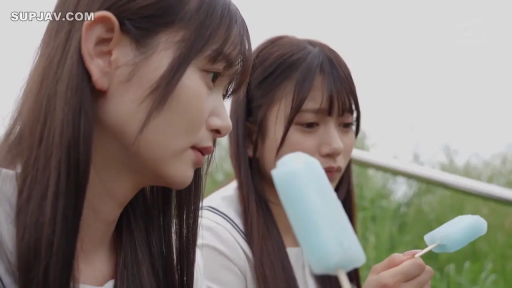 坐姿 · 吃冰棒 · 全身 · 水手服 · 平静 · 草地 · 纯爱 · 冰棒