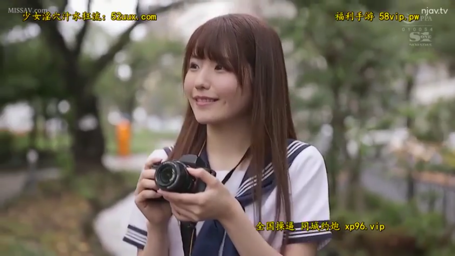 站立 · 微笑 · 半身 · 户外 · 水手服 · 长发 · 单反相机 · 拿相机