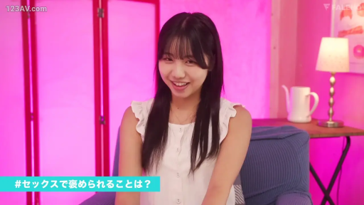 坐姿 · 台灯 · 半身 · 访谈 · 甜美微笑 · 日文字幕 · 粉色背景室内 · 白色无袖荷叶边上衣