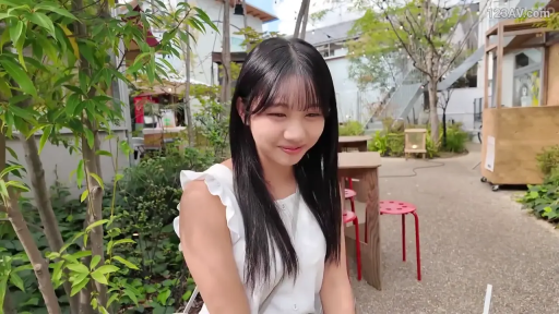 坐姿 · 羞涩 · 半身 · 黑长直 · 户外庭院 · 白色荷叶边无袖上衣 · 低头微笑 · 红色圆凳