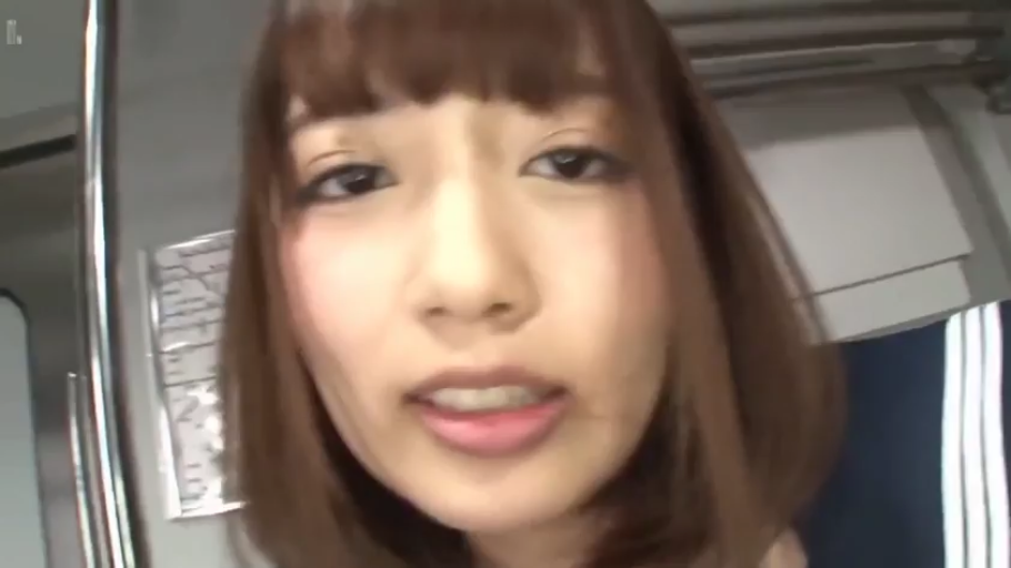 脸部特写 · 凝视 · POV · 电车 · 前倾 · 运动服 · 微张口