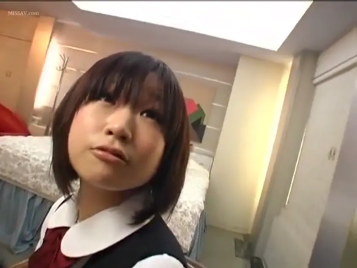 坐姿 · 脸部特写 · 床 · 酒店房间 · JK制服 · 短发 · 看向镜头 · 纯真