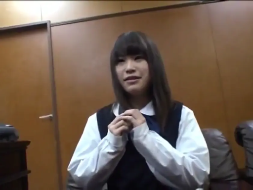 室内 · 坐姿 · 微笑 · 面对镜头 · 半身 · 亚洲女性 · 职场制服