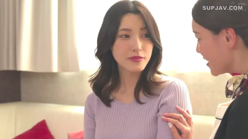 室内 · 坐姿 · 平静 · 交流 · 抱枕 · 紫色针织衫 · 胸部以上