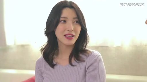 室内 · 交谈 · 微笑 · 特写 · 侧身坐姿 · 柔光灯效 · 紫色针织毛衣