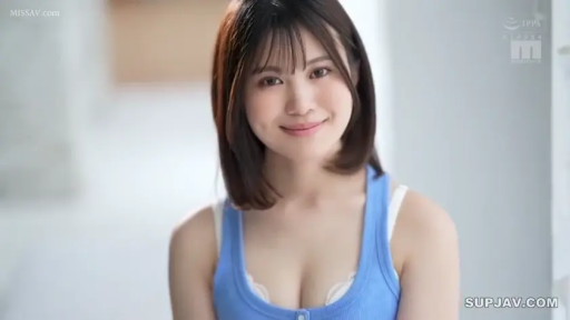 交谈 · 站姿 · 微笑 · 面部特写 · 栏杆 · 黑色背心 · 人脸打码 · 户外楼梯
