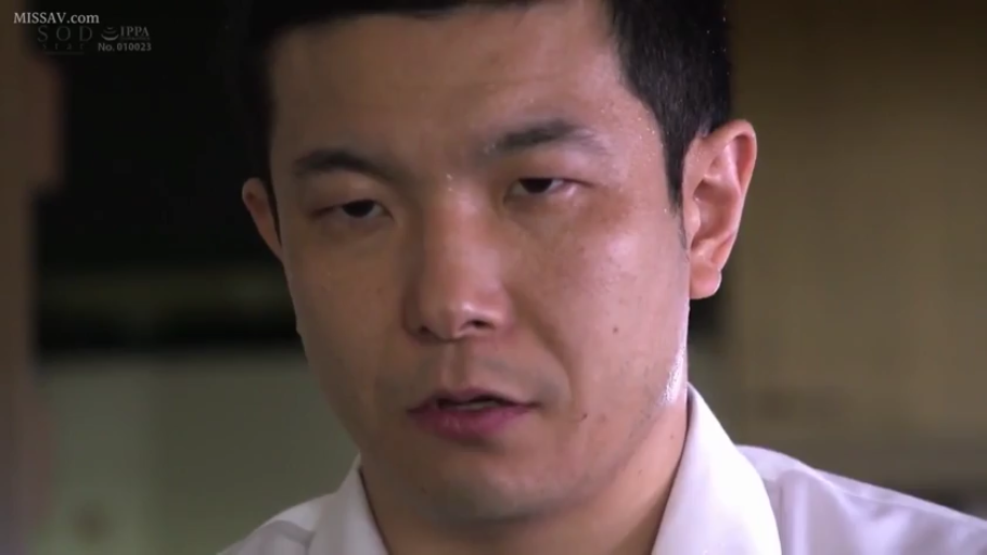 室内 · 脸部特写 · 白衬衫 · 凝视 · 正面