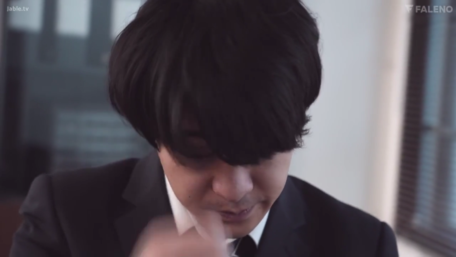 室内 · 脸部 · 低头 · 西装