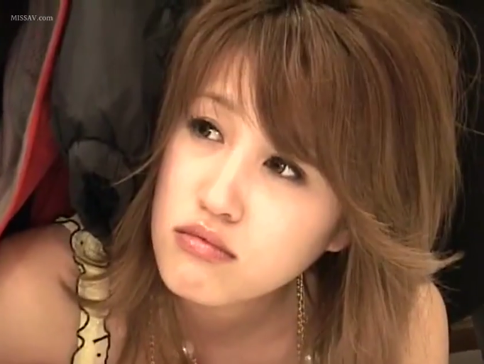 室内 · 面部特写 · 注视 · 仰头 · 印花吊带 · 放空