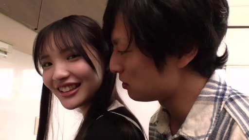 室内 · 脸部特写 · 站立 · 微笑 · 耳语 · 暧昧 · 格子衫